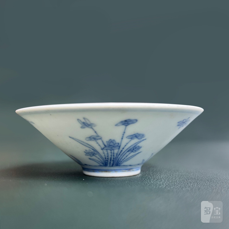明 仿成化青花折枝花卉纹斗笠盏 - 图2